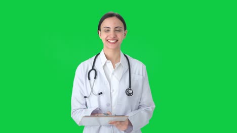 Feliz-Doctora-India-Revisando-La-Pantalla-Verde-Del-Paciente