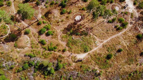 vista aérea de cromlech en el pueblo de lesno en el condado de chojnice, voivodato de pomeranian, polonia - top drone shot