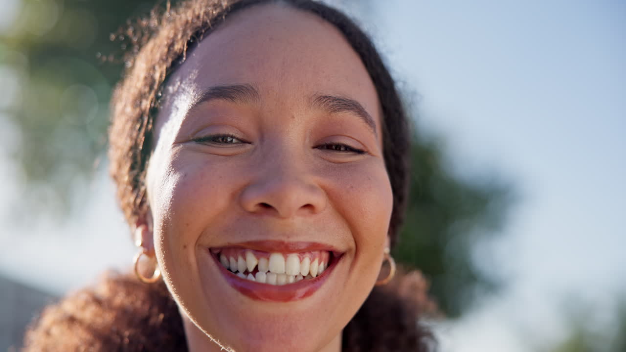 feliz, sonrisa y rostro de mujer en el parque para el orgullo