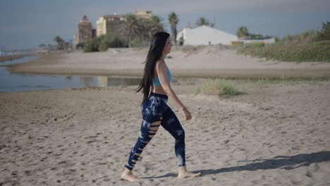 mujer caminando en la playa