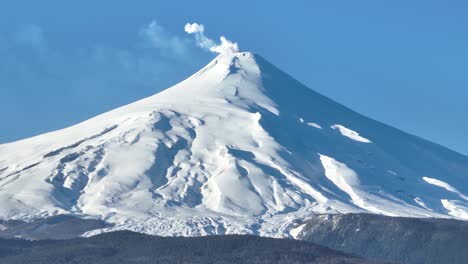 Vulkan-Villarrica-In-Pucon-In-Los-Rios,-Chile