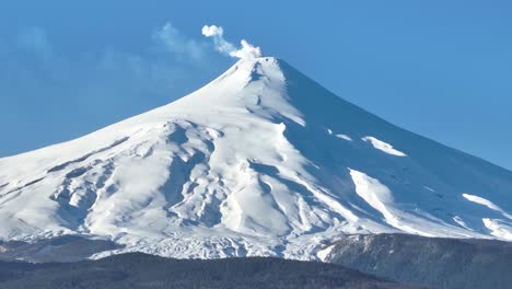 volcán villarrica en pucón en los ríos de chile