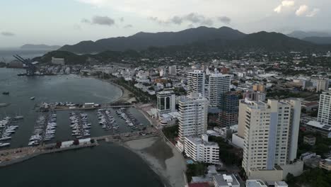 Santa-Marta-Aéreo-Paisaje-Urbano-Océano-Caribe-Mar-Colombia-Viaje-Destino-Drone-Imágenes