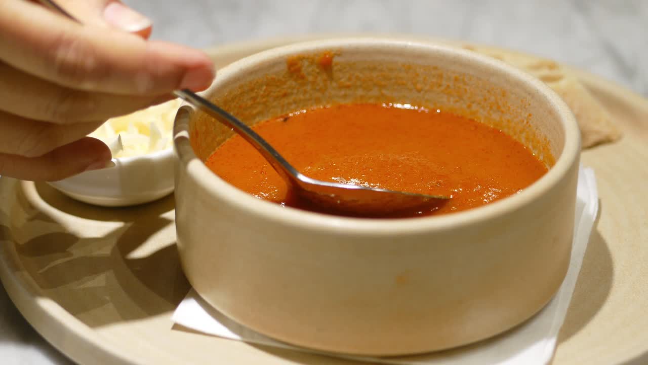 sopa de tomate con pan y mantequilla