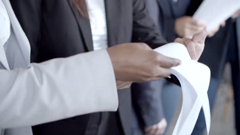 foto recortada de mujeres de negocios trabajando con papeles