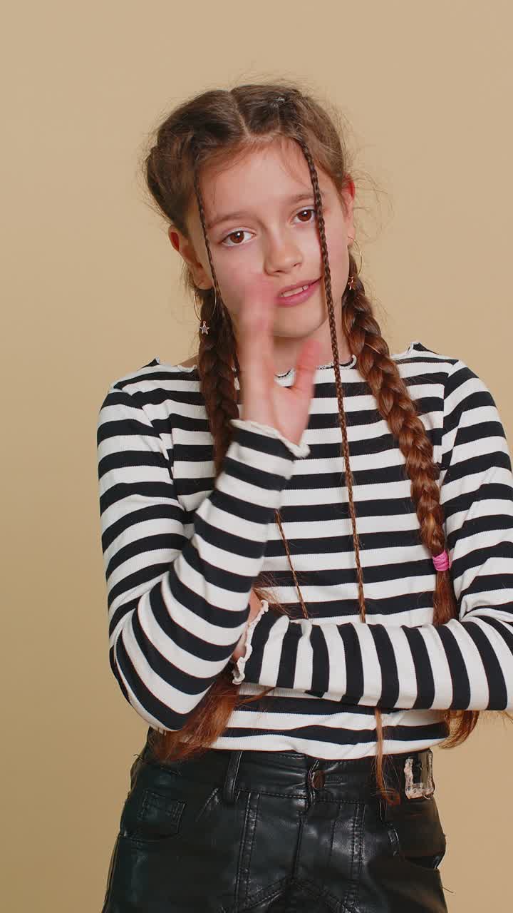 niña preadolescente de la escuela preguntando por qué qué razón del fracaso demostrando incredulidad por problemas