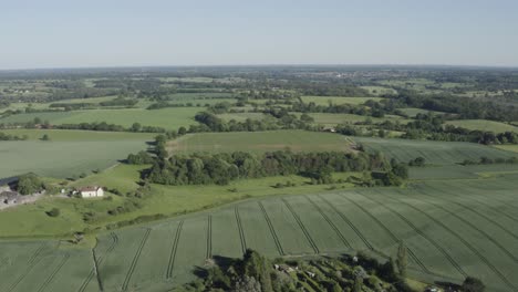 Hermoso-Cielo-Azul-Y-Campos-Frescos-De-Color-Verde-Brillante-En-Essex,-Inglaterra