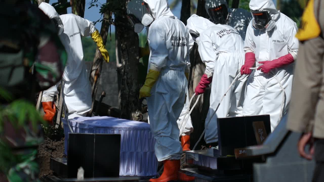 The group of Covid-19 officers in Indonesia is burying the bodies of those who have been confirmed by the corona virus