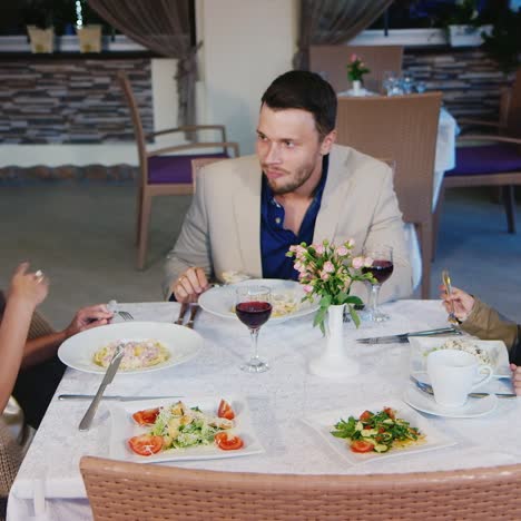 familie beim essen in einem restaurant