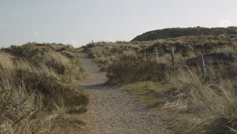 Steiniger-Weg-Durch-Die-Dünenlandschaft-Von-Sylt-An-Einem-Sonnigen-Tag-4k-60fps