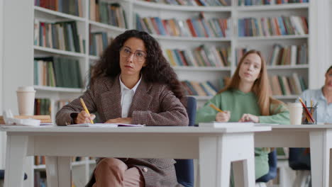 estudiantes centrados en el estudio en una biblioteca