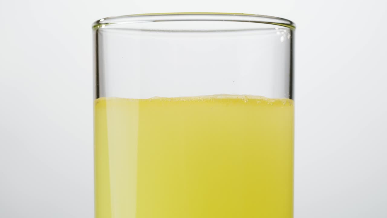 노란색 액체 유리