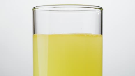 un vaso de líquido amarillo