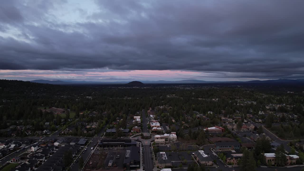 toma panorámica con drones de un vecindario en bend, oregon, con negocios y rotonda