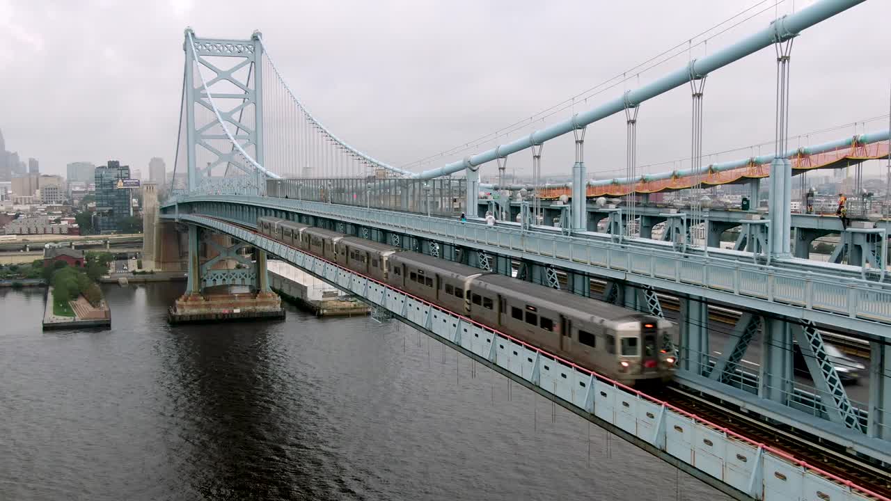 在賓夕法尼亞州費城的本·富蘭克林大橋上,前往新澤西州卡姆登的地鐵列車