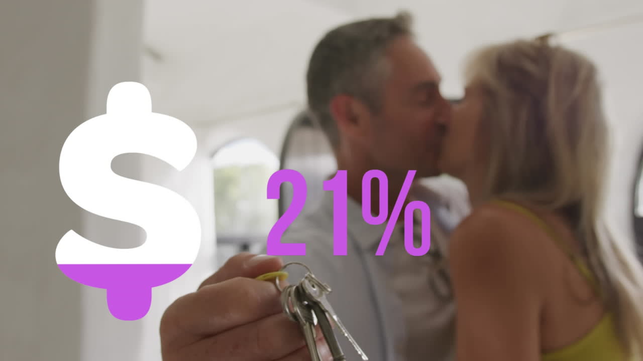 animación del porcentaje y el signo de dólar en púrpura sobre una pareja feliz con llaves de la casa en un nuevo hogar