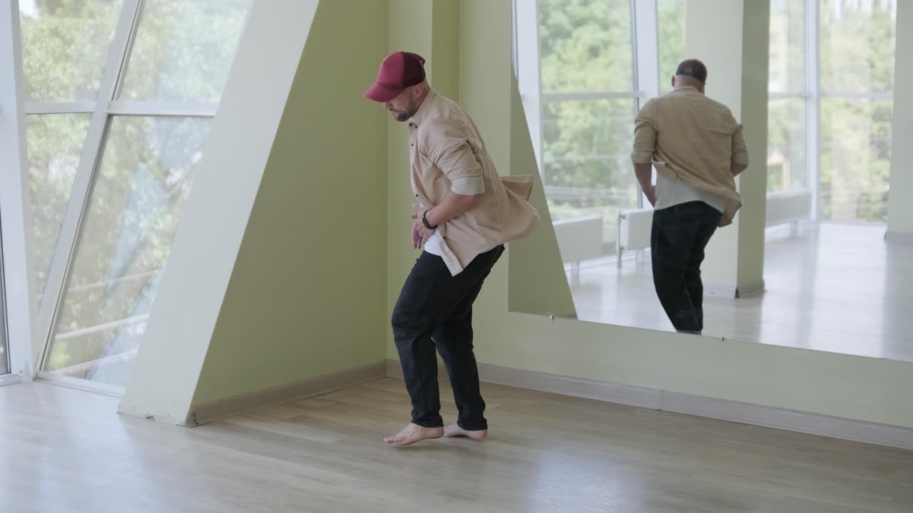 현대적인 스튜디오에서 브레이크 댄스를 하는 남자