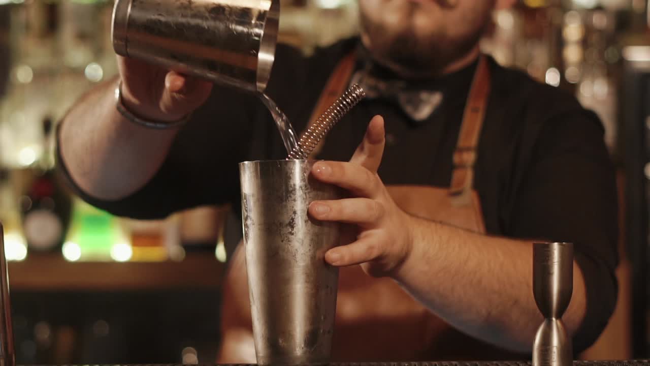 테일을 만드는 바텐더