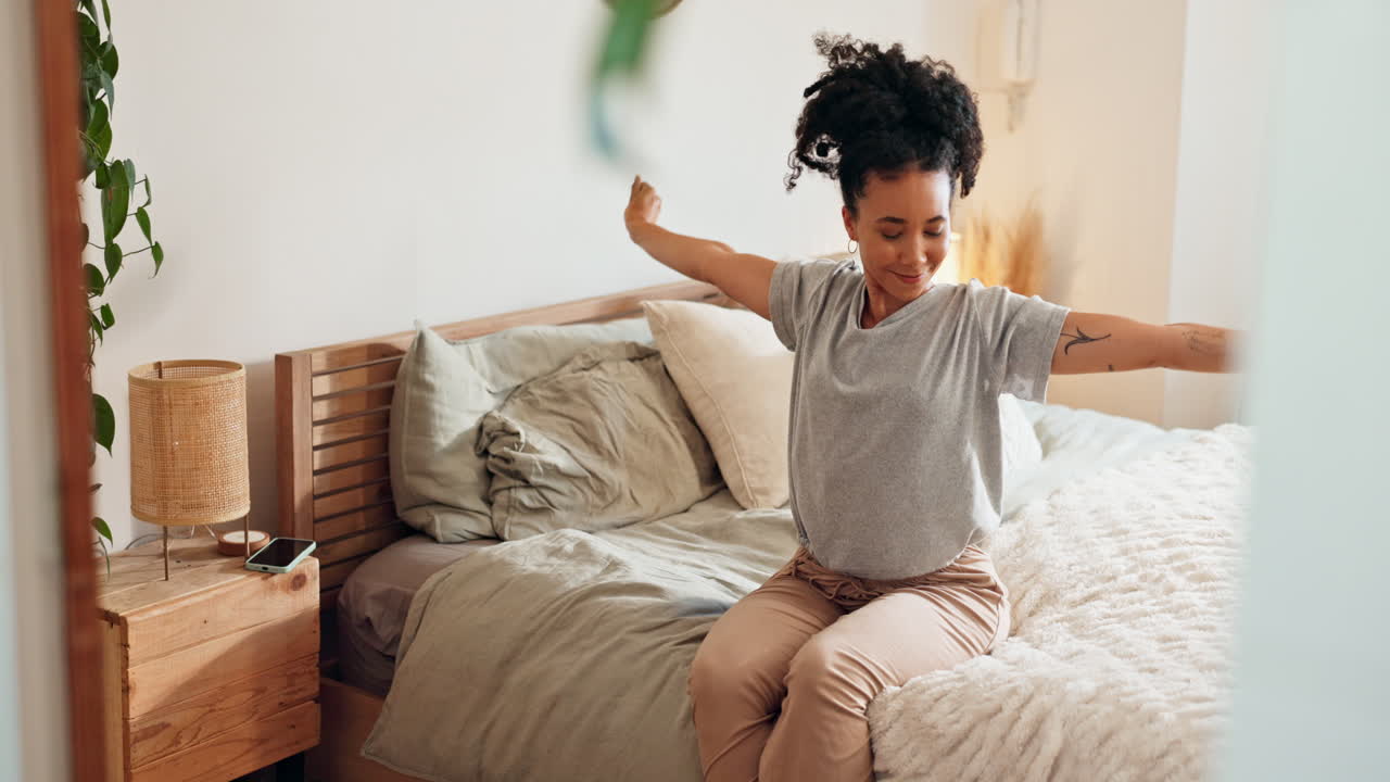 침실에서 휴식을 취하는 여자
