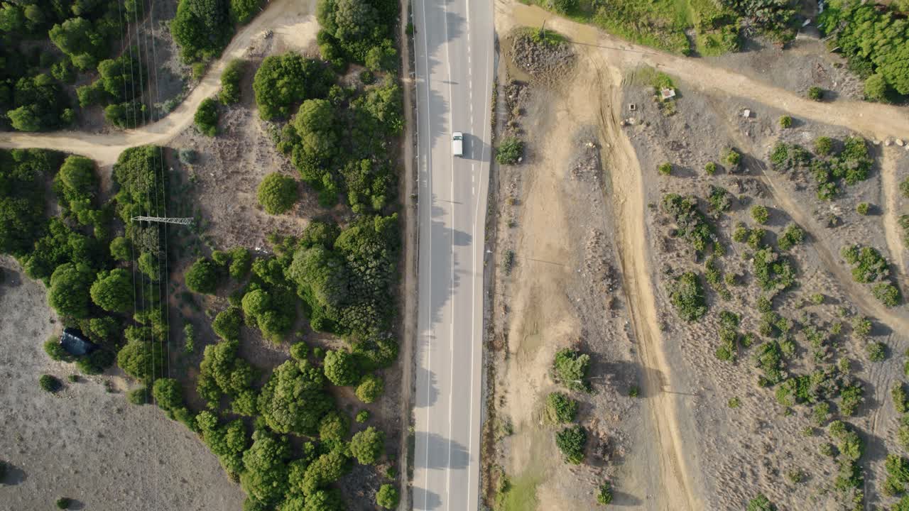 toma de arriba hacia abajo de la carretera e-5 que pasa por tarifa, españa