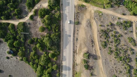 toma de arriba hacia abajo de la carretera e-5 que pasa por tarifa, españa