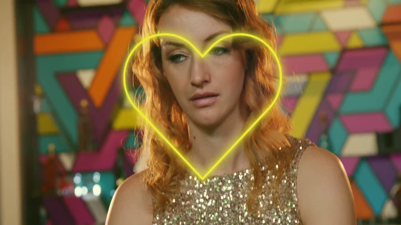 스마트폰을 사용하는 백인 여성에 대한 네온 심장의 애니메이션