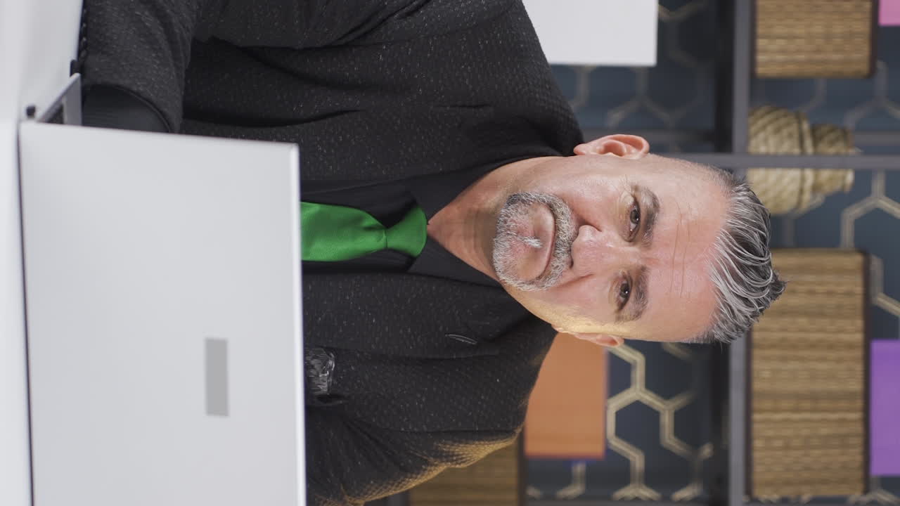 상상력과 혼란으로 카메라를 바라보는 사업가의 수직 비디오.