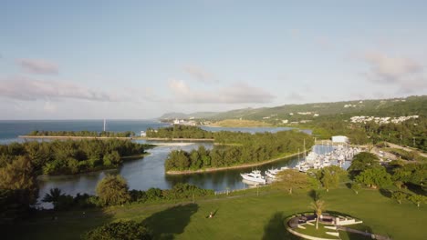 Aleje-La-Toma-De-Un-Dron-Del-American-Memorial-Park-Durante-La-Hora-Dorada