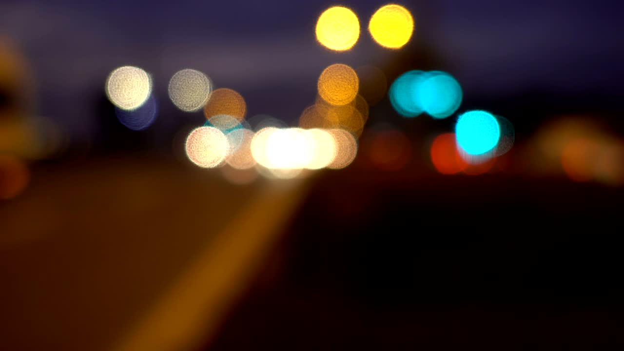 luces de tráfico bokeh por la noche en la ciudad