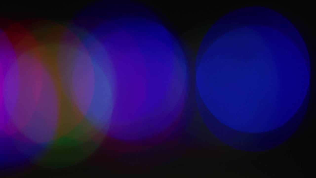 múltiples luces multicolores parpadeando sobre un fondo negro