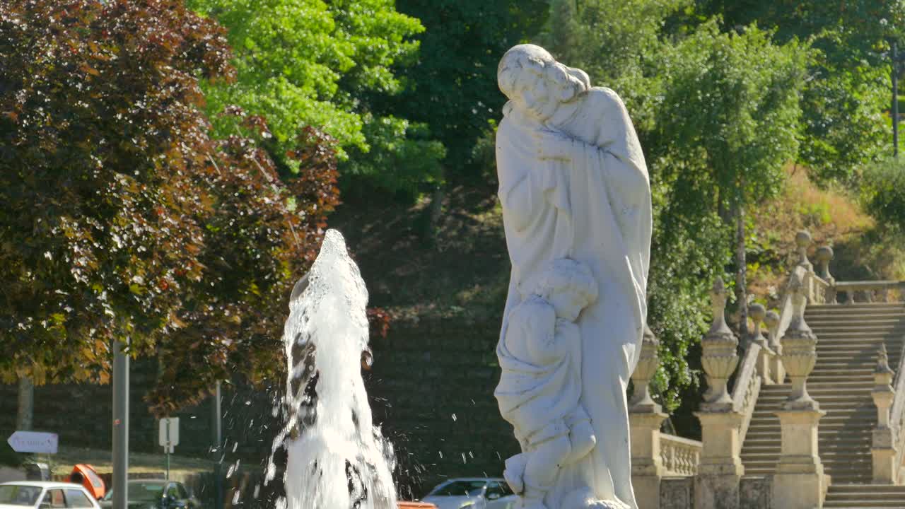 Scultura in pietra vicino alla fontana nel parco a Lamego, Valle del Douro, Portogallo