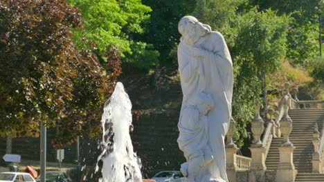 Escultura-De-Piedra-Junto-A-La-Fuente-Del-Parque-En-Lamego,-Valle-De-Doura,-Portugal