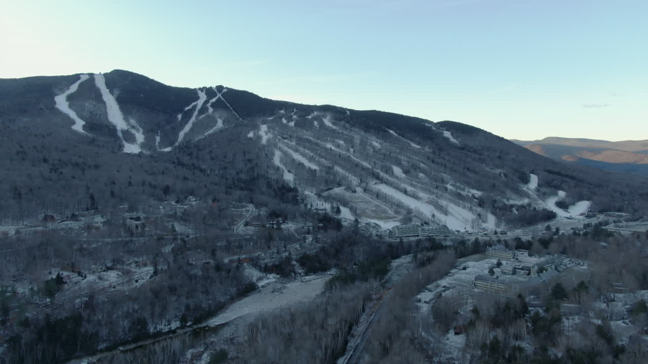 drones cinematográficos aéreos pan derecha amanecer de la aldea montaña ciudad y esquí paisaje de montaña pistas de esquí en loon mountain resort new hampshire