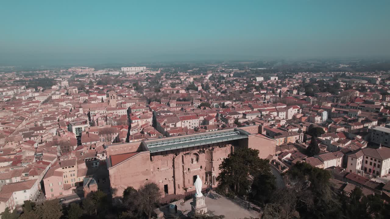 pasaje por encima del parque de orange hill y su virgen maría para revelar el antiguo teatro al aire libre y la ciudad de orange en el fondo