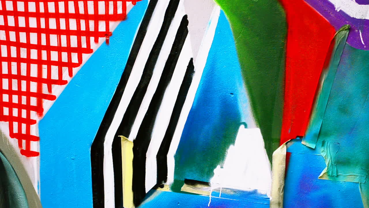 L'artista disegna graffiti su una recinzione. Disegno astratto