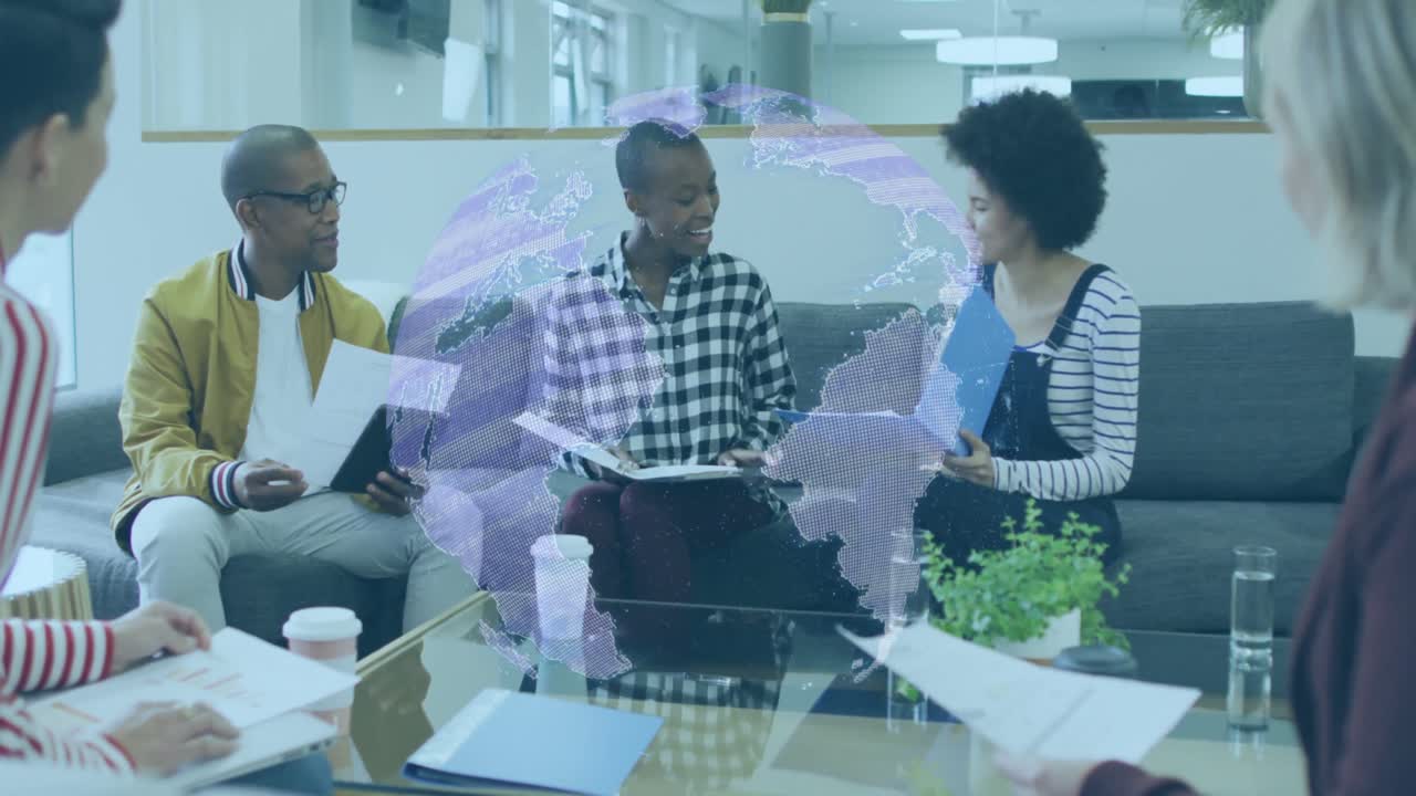 Animatie van een globe-icoon boven een groep diverse collega's die documenten bespreken op kantoor