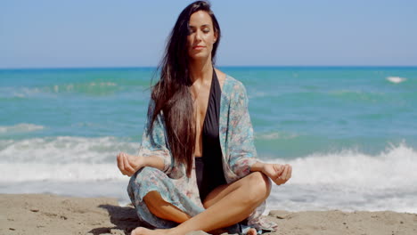 Una-Mujer-Bastante-Joven-Haciendo-Yoga-En-La-Playa.