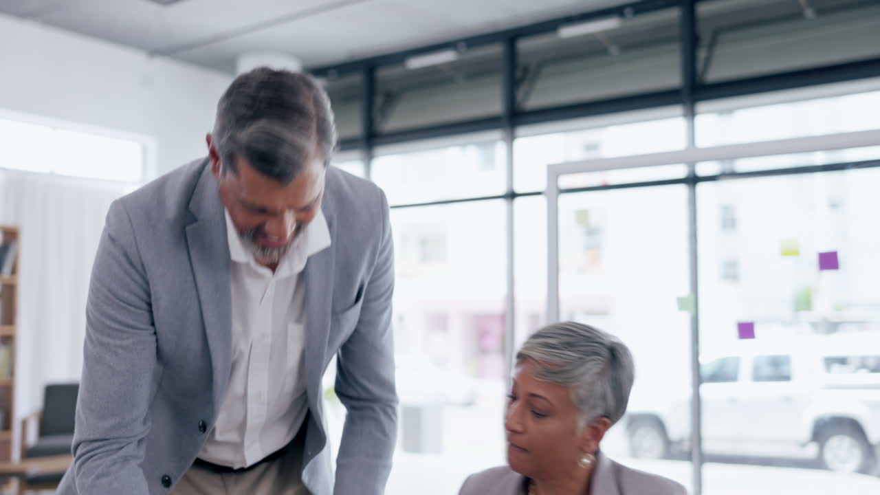 trabajo en equipo, discusión y altos ejecutivos