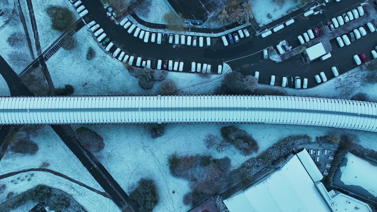 birdseye воздушный вид моста метро в зимний сезон в пригороде праги, чешская республика