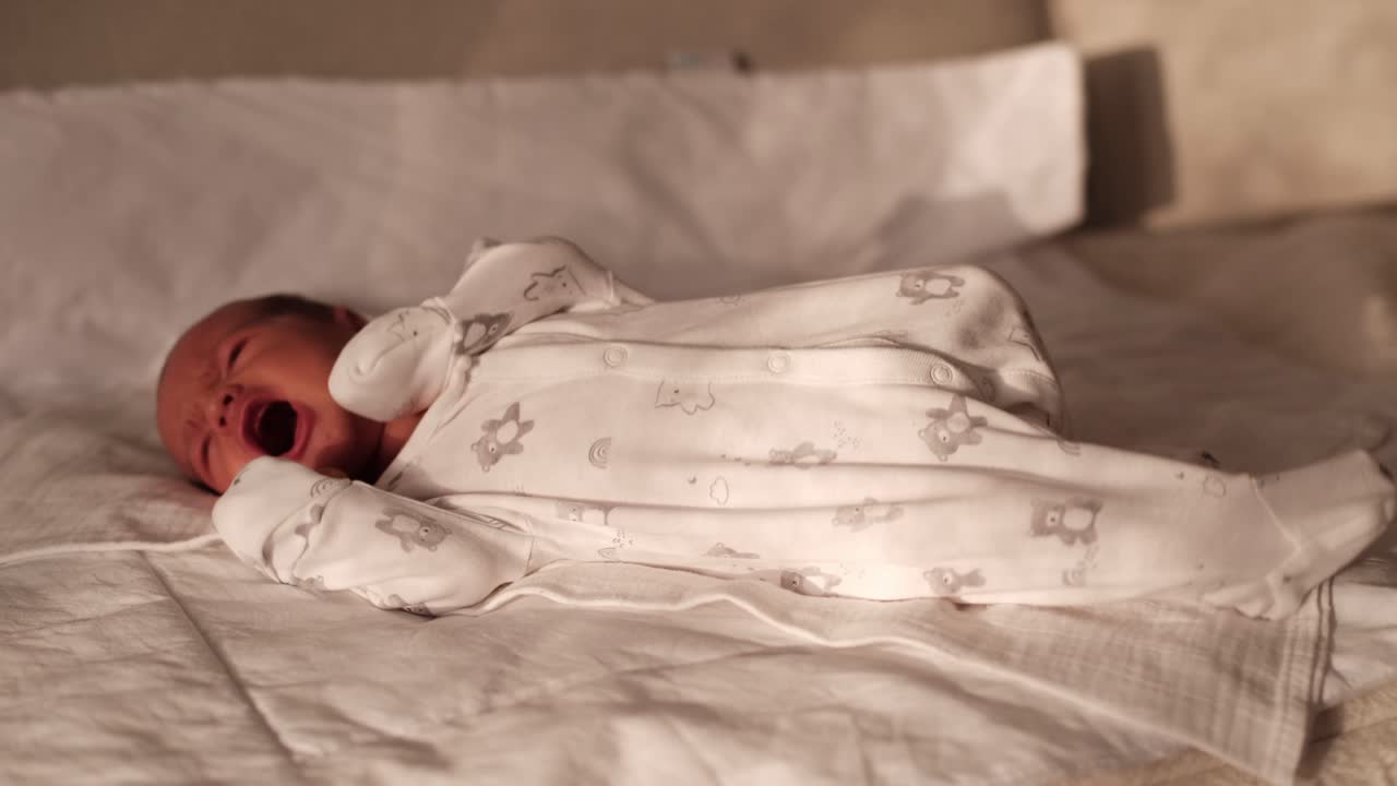 신생아 소년 이 거실 에 소파 를 놓고 울고 있다