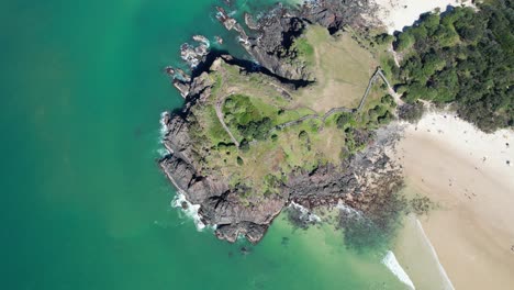 vista superior de norries headland, un sendero de madera en la playa de cabarita, nueva gales del sur, australia