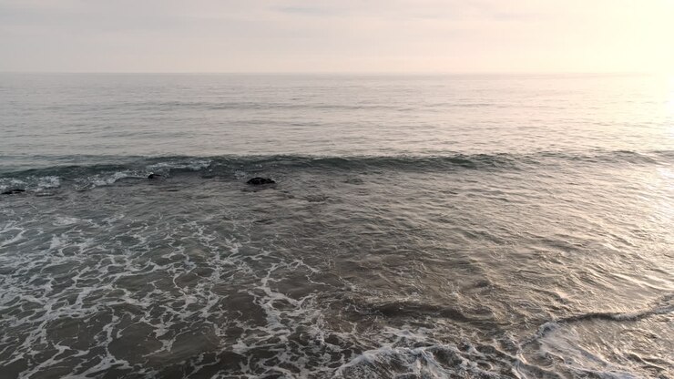 Nostalgia sulla spiaggia costiera di Big Rock, Malibu, California, all'ora d'oro rilassante.