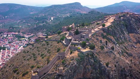 la ciudad de nafplio y la fortaleza de palamidi filmadas desde un avión no tripulado, buena vista de la montaña y el mar