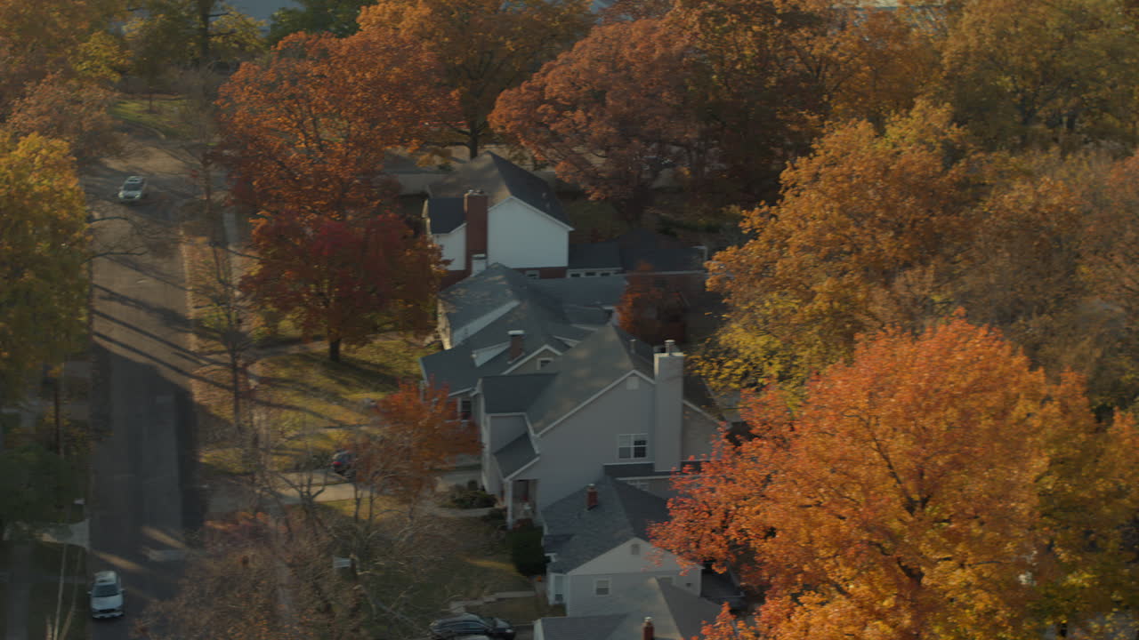hermosa vista panorámica de un bonito barrio residencial en kirkwood en st
