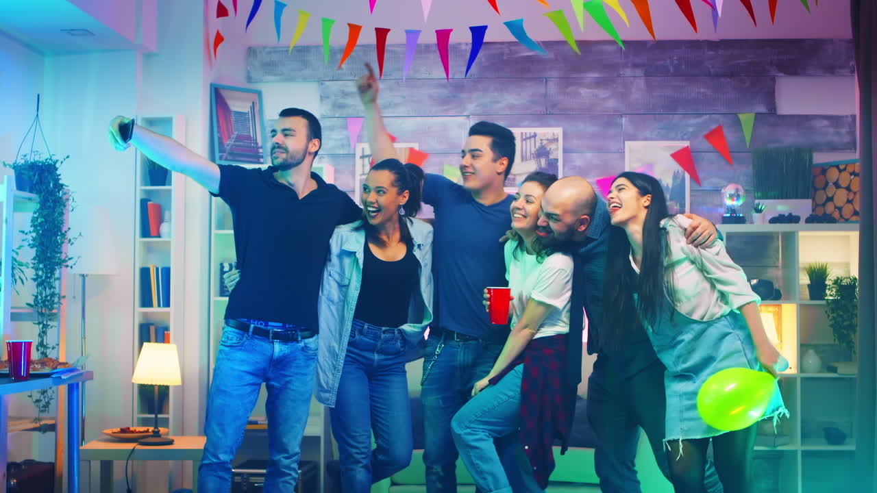 Gruppo di giovani allegri a una festa
