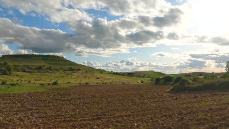 hermoso campo fuera de penafiel, españa - tiro de conducción