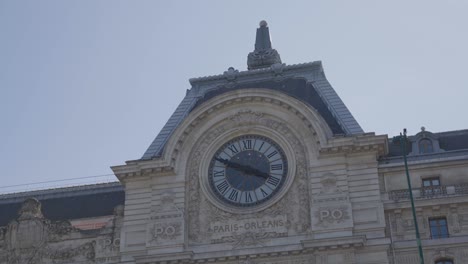 Nahaufnahme-Der-Uhr-An-Der-Außenseite-Des-Musée-D&#39;Orsay-In-Paris,-Frankreich,-Vom-Fluss-Seine-In-Zeitlupe