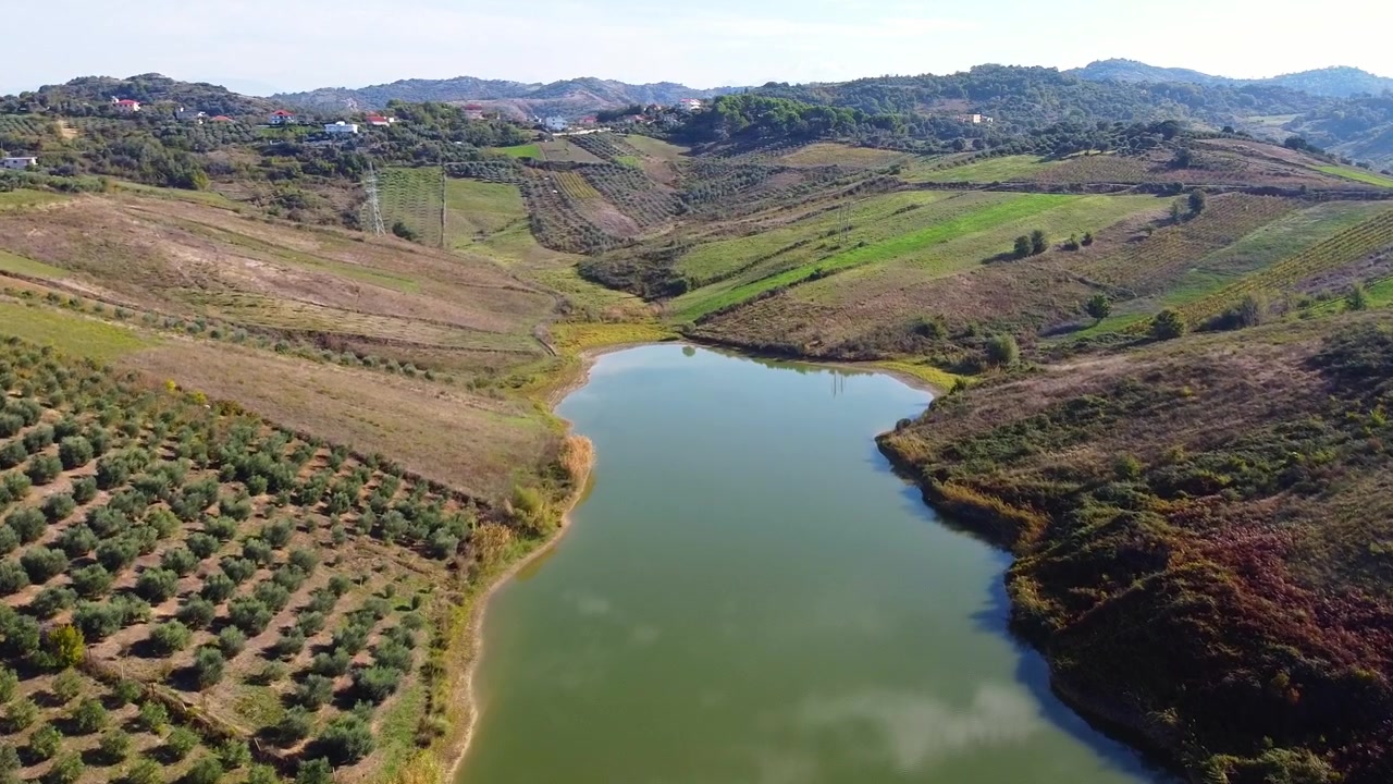 Vista drone sopra un lago panoramico nella campagna albanese durante il giorno