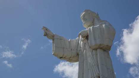 primer plano de la estatua religiosa de jesús en san juan del sur nicaragua