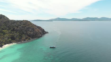 Pintoresca-Vista-Paradisíaca-Del-Sureste-Del-Paisaje-Costero-De-Koh-Hey,-Tailandia---Toma-Aérea-De-órbita-Alta